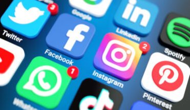 social-media-icons-logos-applications-mobile-phone-screen-3d